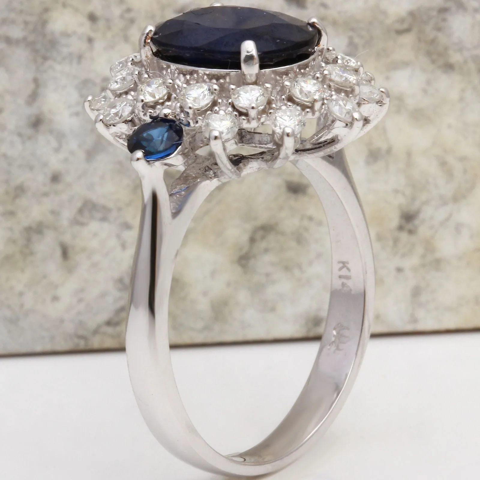 4.30 Carats Exquisite Natural Blue Sapphire and Diamond 14K Solid White Gold Ring